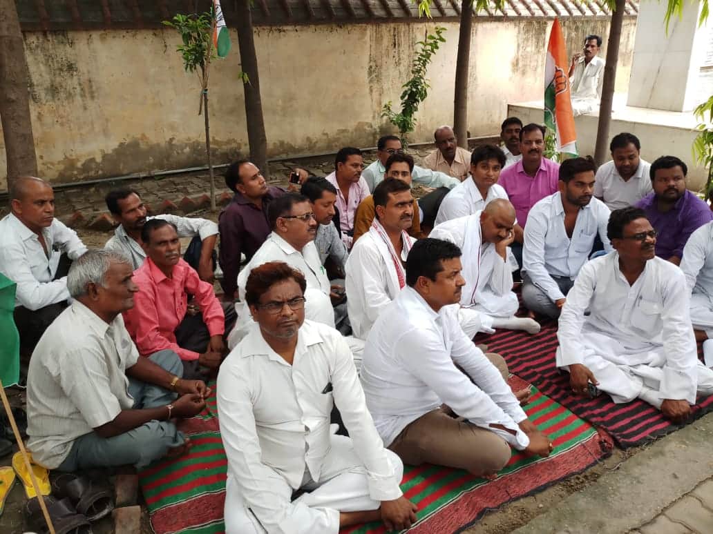 Lathicharge on samajwadi party workers at chandauli