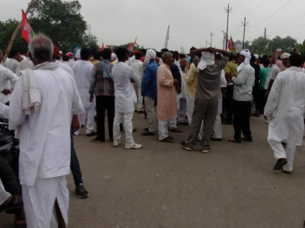 Lathicharge on samajwadi party workers at chandauli