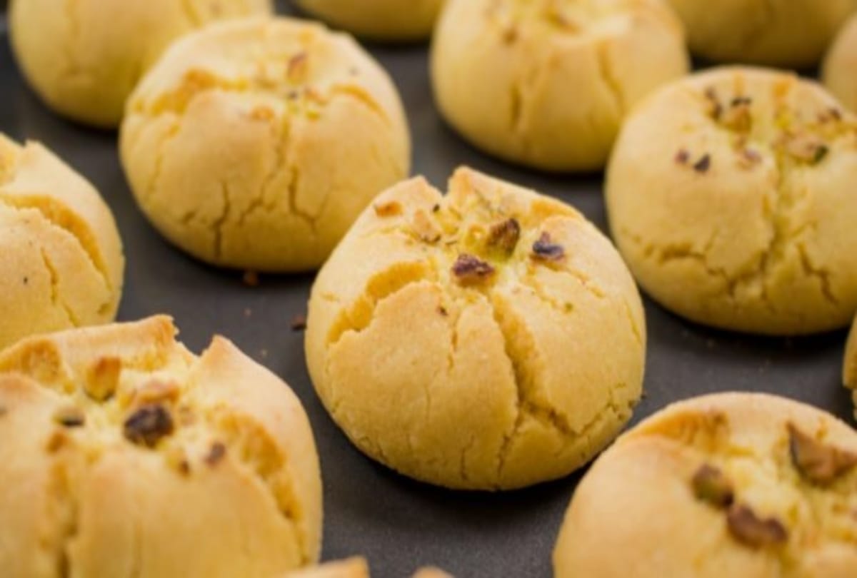 Enjoy the hemp of Nankhatai with color on Holi in varanasi