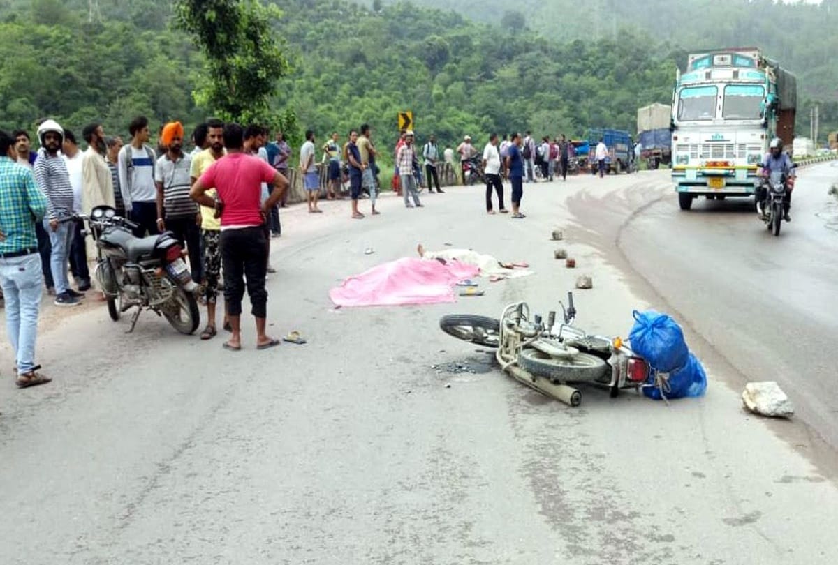 Two die as bike collides with truck in Mandi Himachal Pradesh