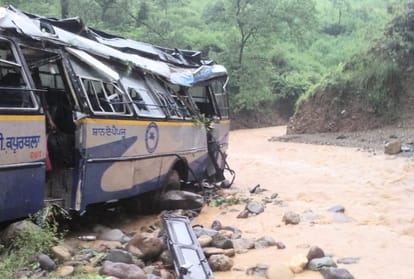 Two die as bike collides with truck in Mandi Himachal Pradesh