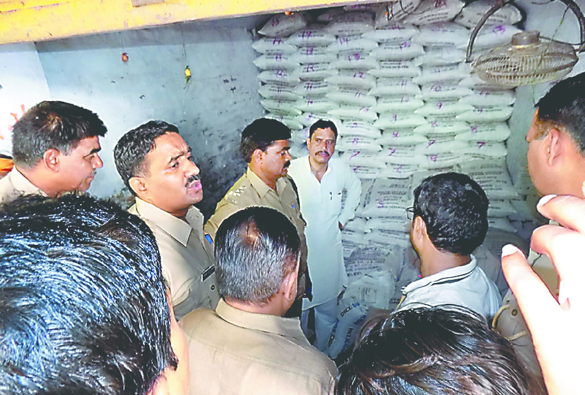 loot in auraiya in a sugar shop