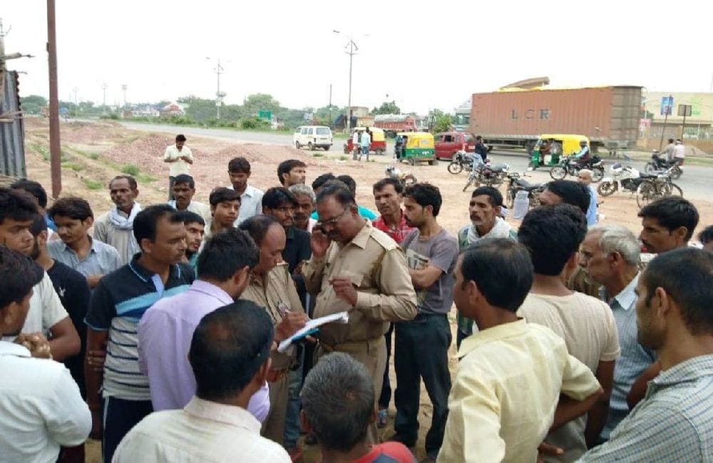 Shahjahanpur retired teacher committed suicide in agra
