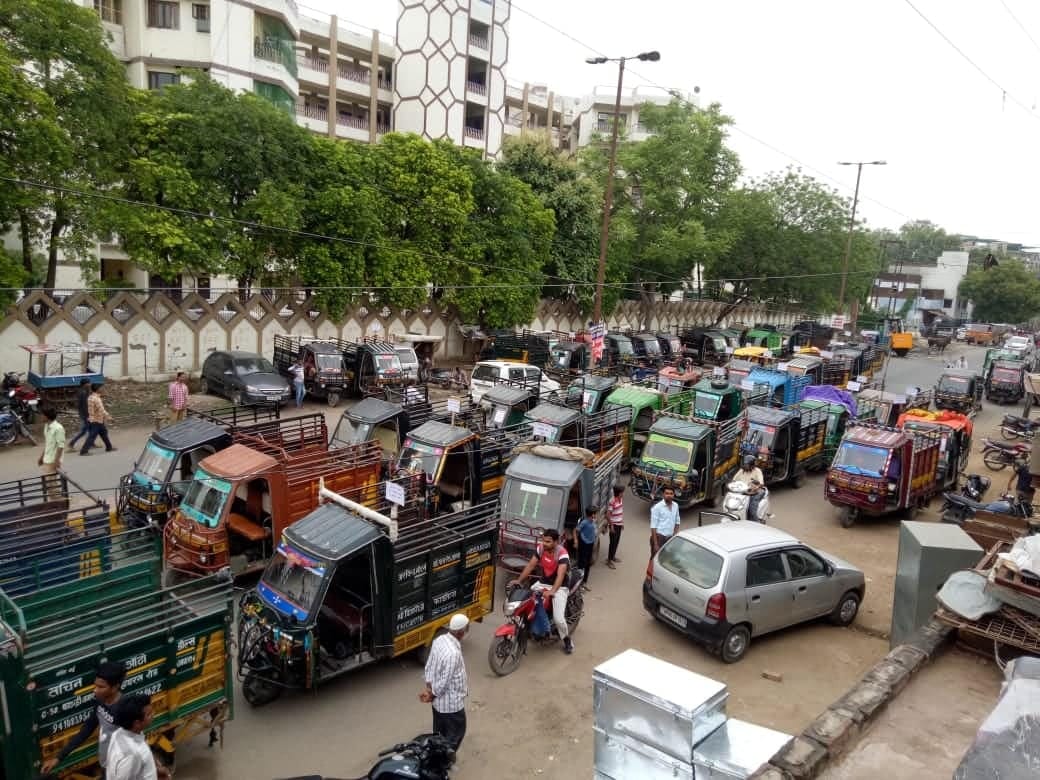Loading tempo drivers protest outside BJP MP house