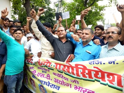 Loading tempo drivers protest outside BJP MP house