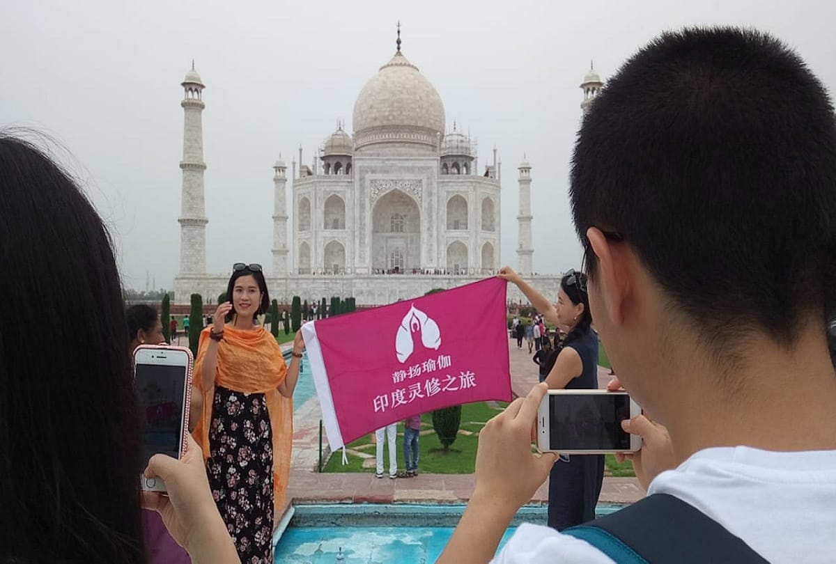 Banner written in Chinese language hoisted in Taj Mahal