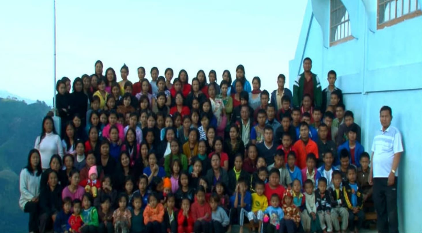World biggest family where members lives in 100 room house