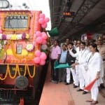 ट्रेन हरी झंडी दिखाकर लखनऊ के लिए रवाना करतीं सहायक स्टेशन मास्टर 