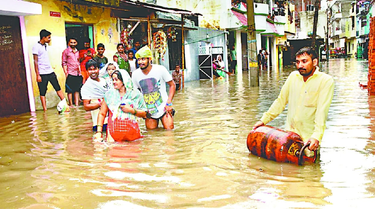  flood like situation from Jagatpura to Bhoot bungalow रुद्रपुर।   flood