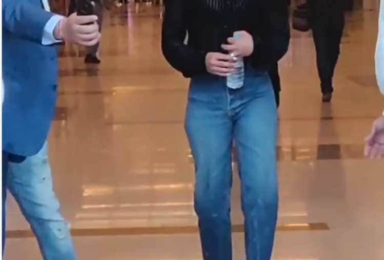 Priyanka Chopra removes her engagement ring but camera capture all this
