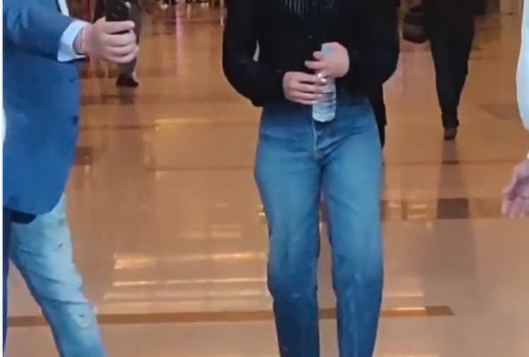 Priyanka Chopra removes her engagement ring but camera capture all this