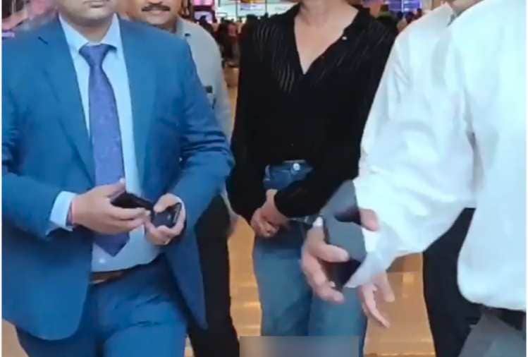 Priyanka Chopra removes her engagement ring but camera capture all this