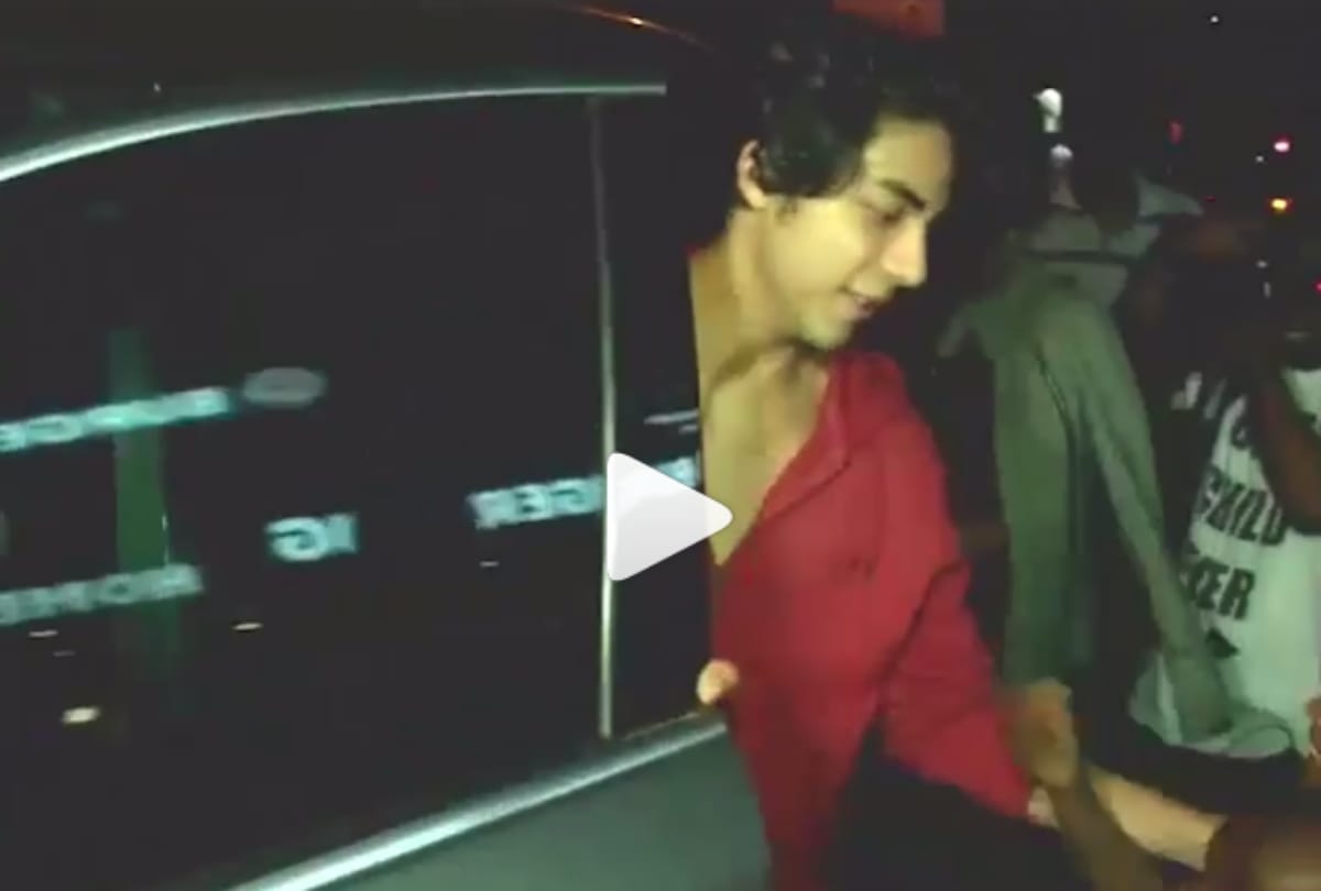 shah rukh khan son aryan khan approached by beggers