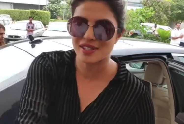 Priyanka Chopra removes her engagement ring but camera capture all this