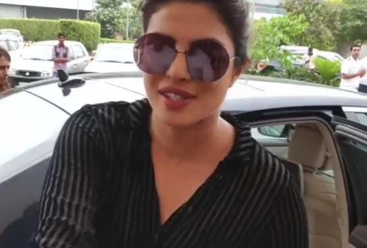 Priyanka Chopra removes her engagement ring but camera capture all this