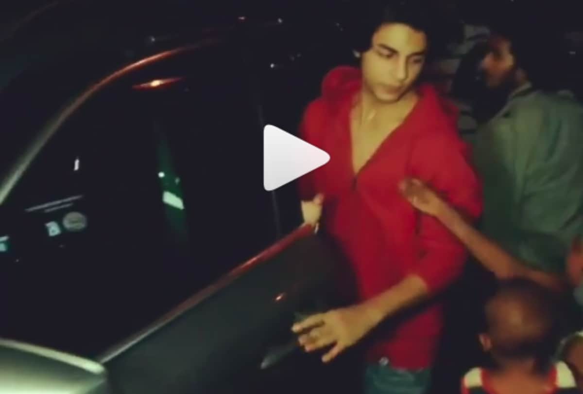 shah rukh khan son aryan khan approached by beggers