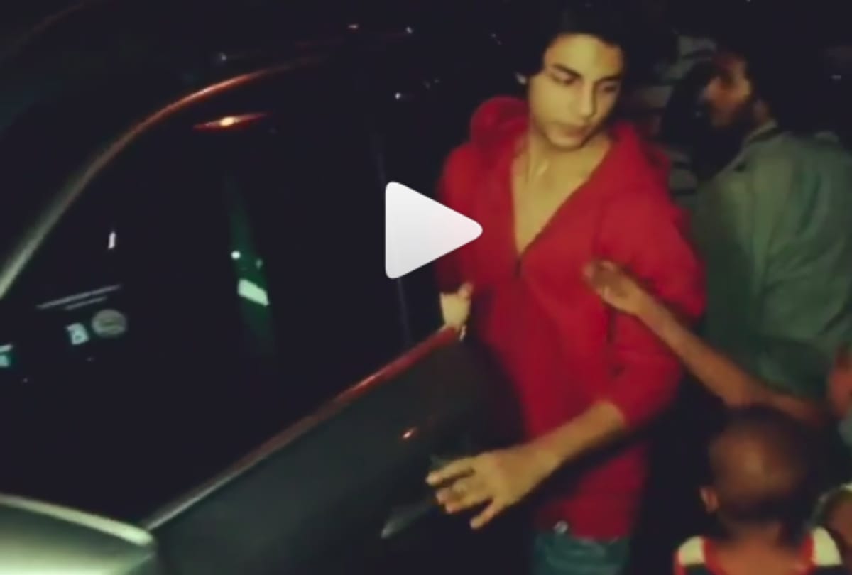 shah rukh khan son aryan khan approached by beggers