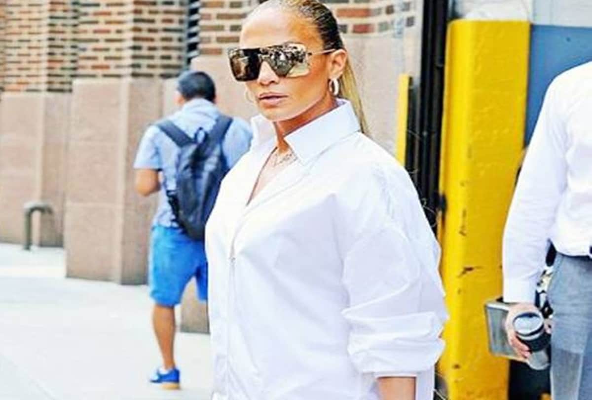 jennifer lopez trolls for her weird outfit