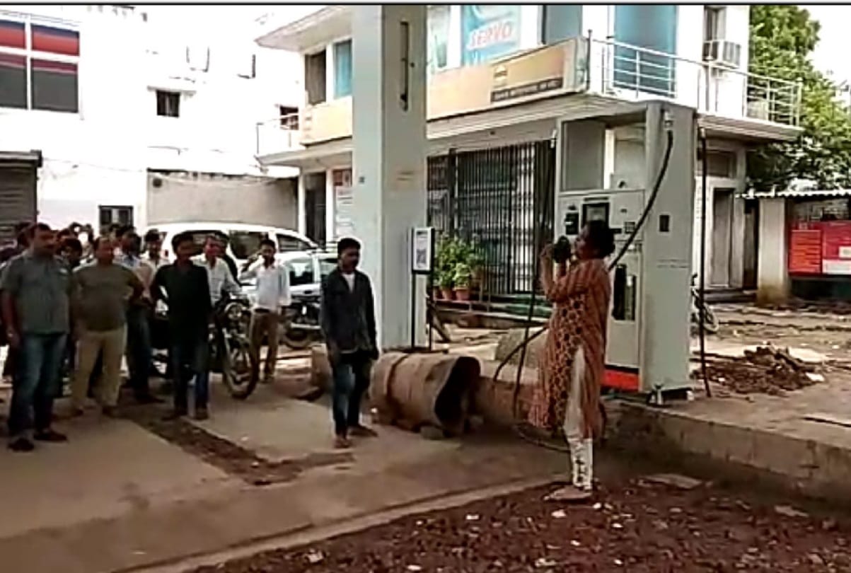 women misbehaved in ex mla petrol pump in sultanpur