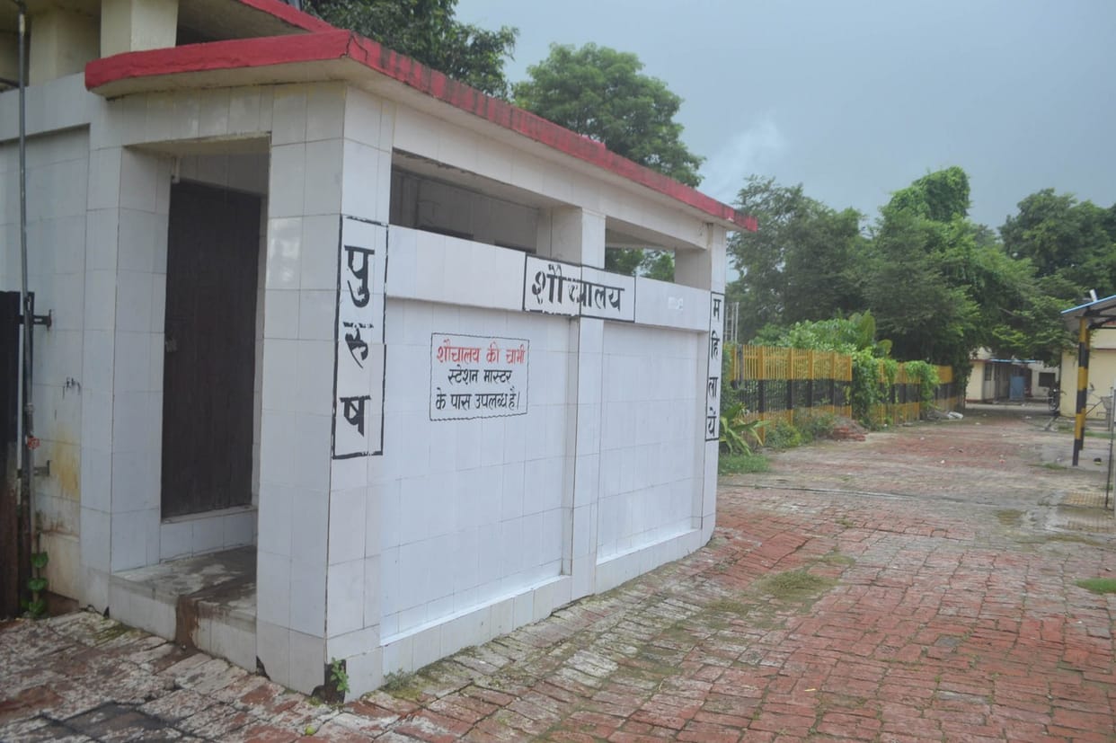 शौचालय में ताला बंद, यात्रियों के बैठने तक का समुचित इंतजाम नही