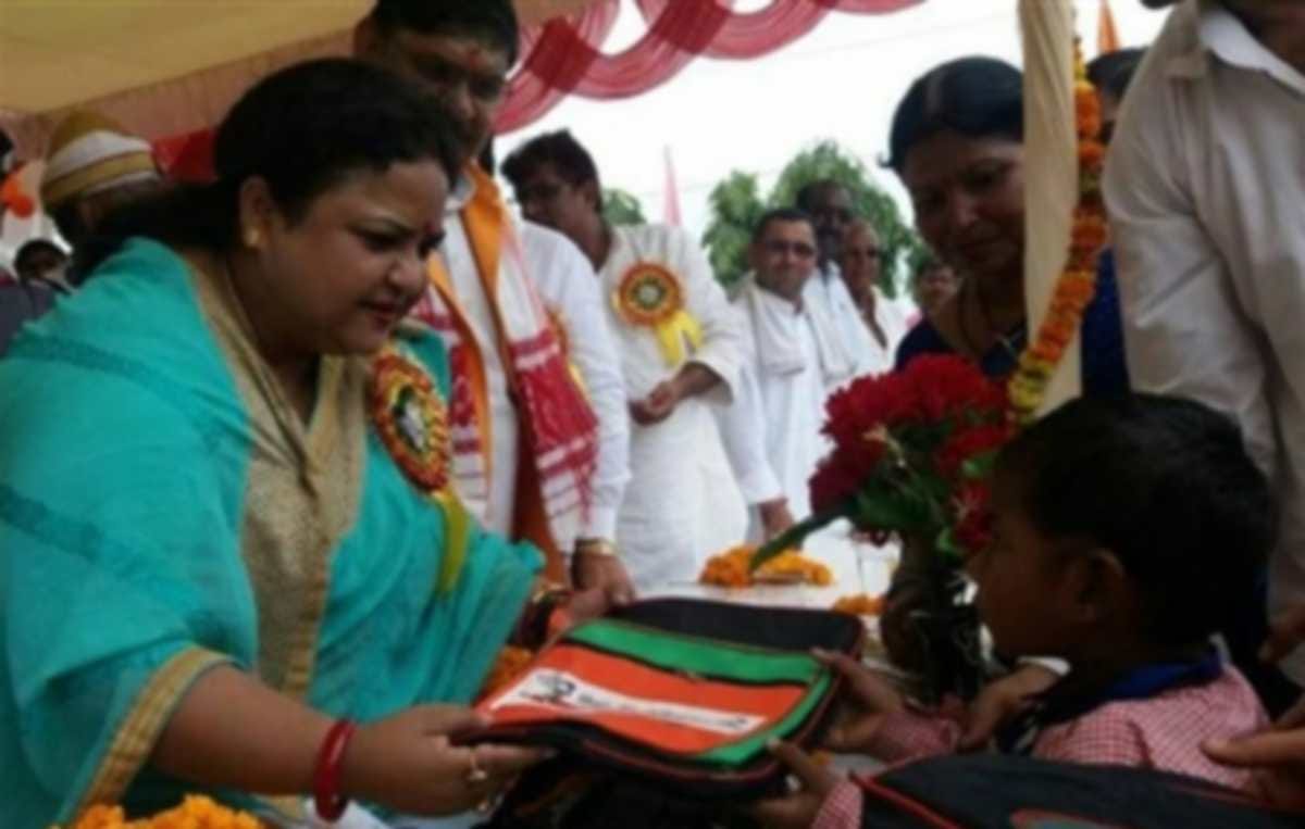 Basic education minister anupma jaiswal start smart class in varanasi