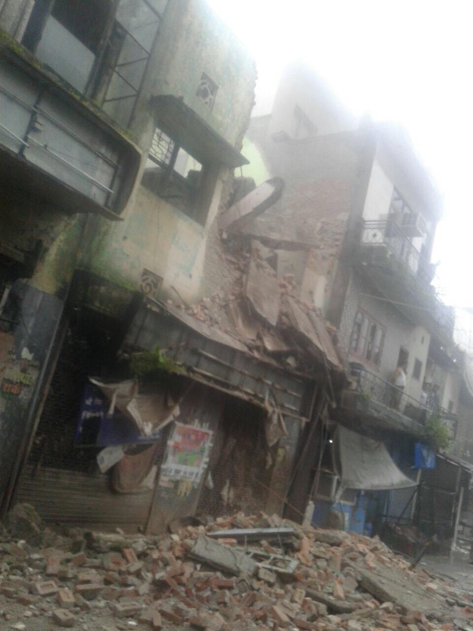 building collapse in dehradun due to continue rain