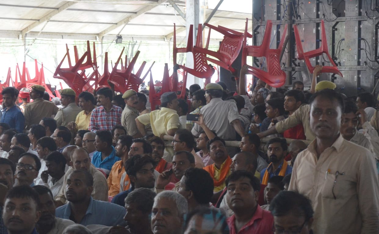 Chairs gone fly in air and chaos in amit shah Cm yogi rally