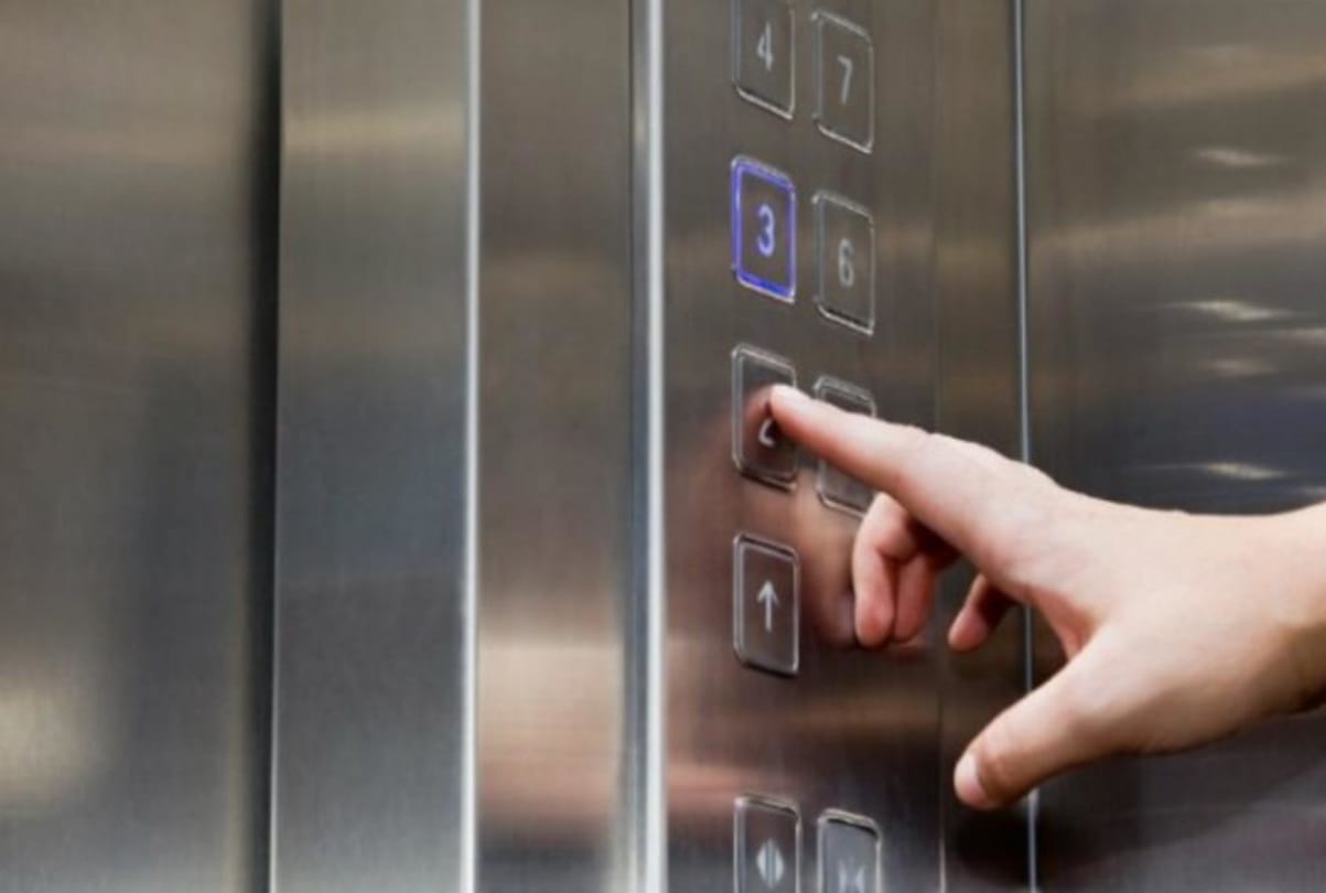 Vice President of Women Commission stuck in lift