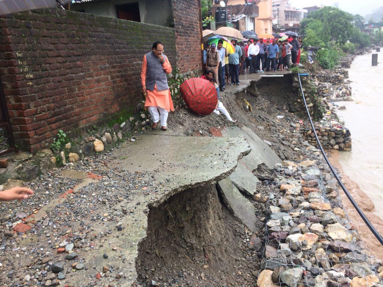 bjp mla ganesh fell into Pit during visit of rain affected area