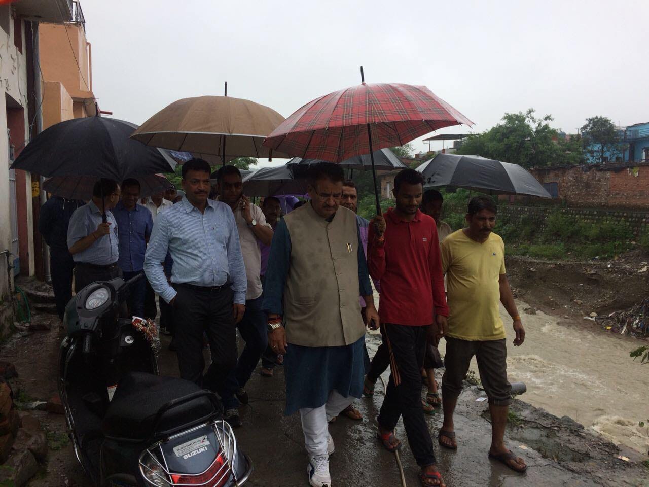 bjp mla ganesh fell into Pit during visit of rain affected area