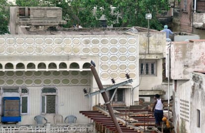 Illegal construction 500 meter radius around Taj Mahal 