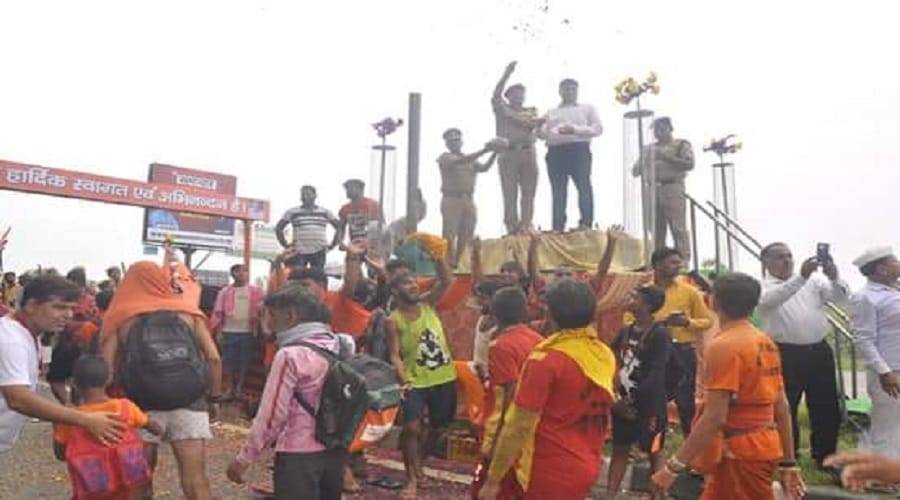 Organizing Yogi Sarkar, Meerut DM has given flowers on Shiva bhakt