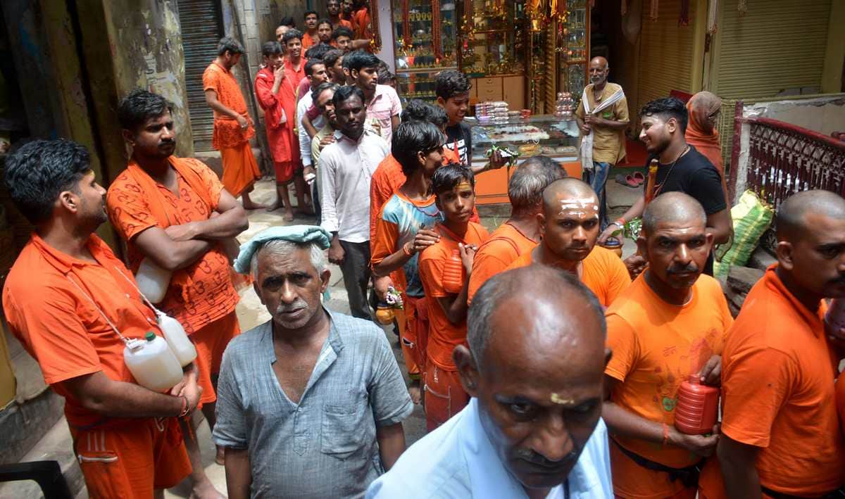 Sawan second monday more than laks devotees take blessing at kashi vishwanath temple
