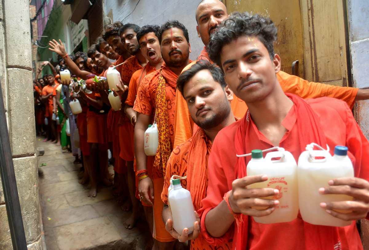 Sawan second monday more than laks devotees take blessing at kashi vishwanath temple