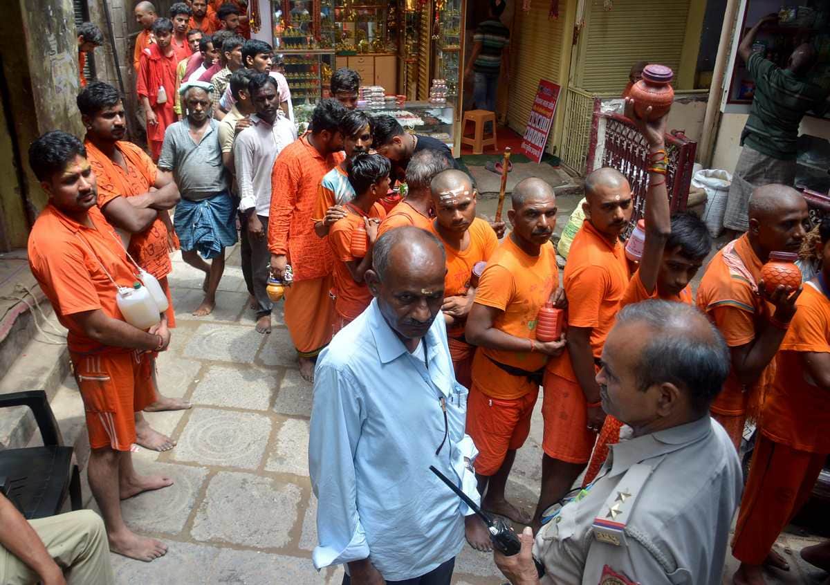 Sawan second monday more than laks devotees take blessing at kashi vishwanath temple