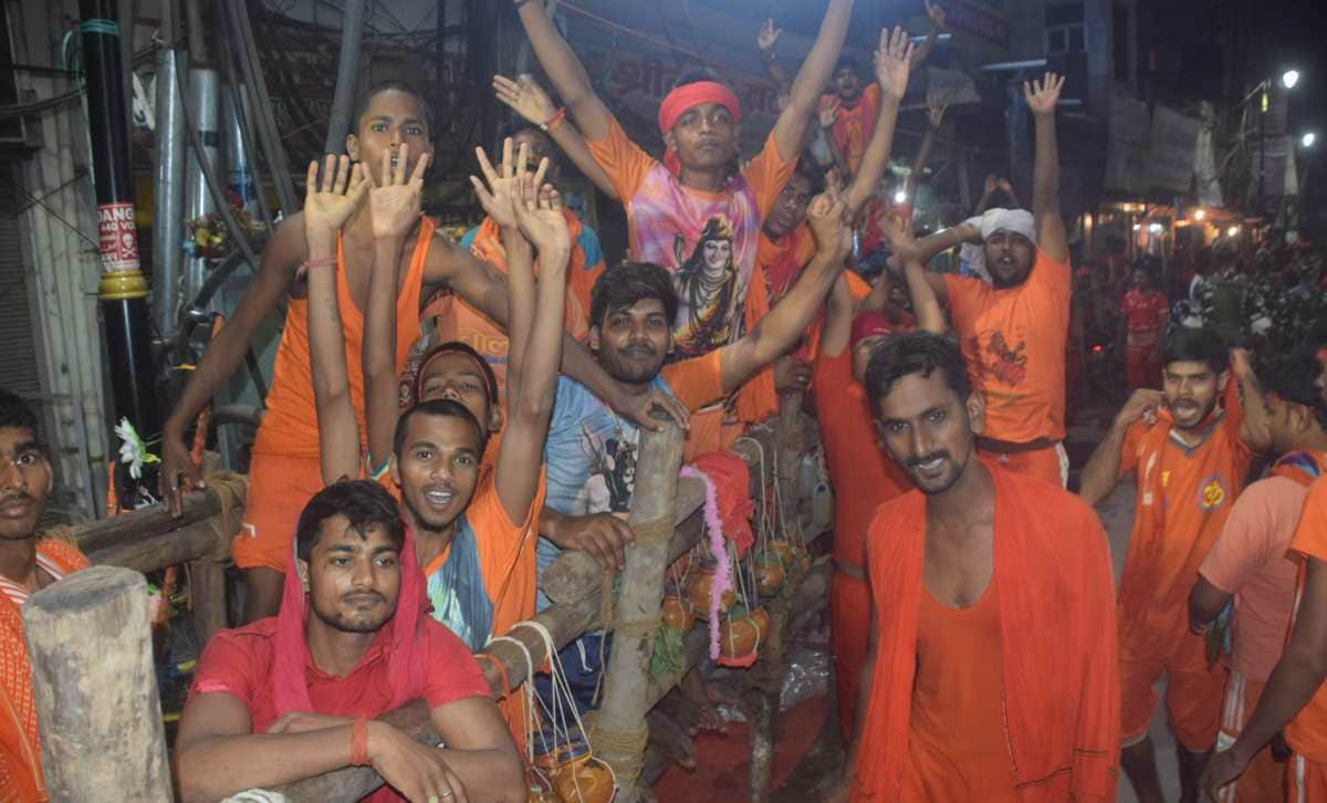 Sawan second monday more than laks devotees take blessing at kashi vishwanath temple
