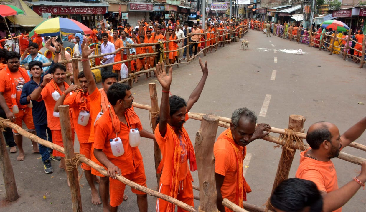 Sawan second monday more than laks devotees take blessing in kashi vishwanath temple