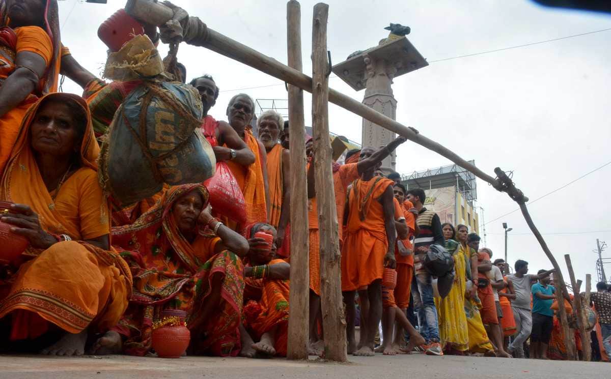 Sawan second monday more than laks devotees take blessing in kashi vishwanath temple