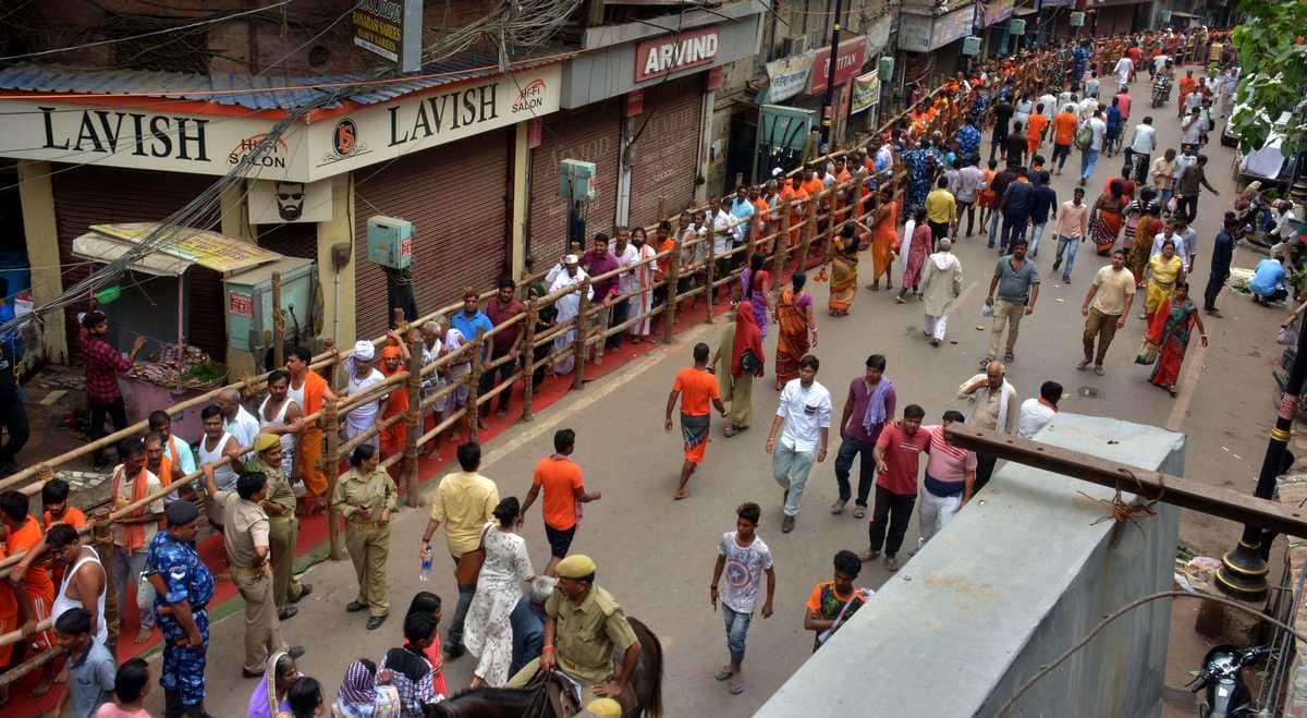 Sawan second monday more than laks devotees take blessing in kashi vishwanath temple