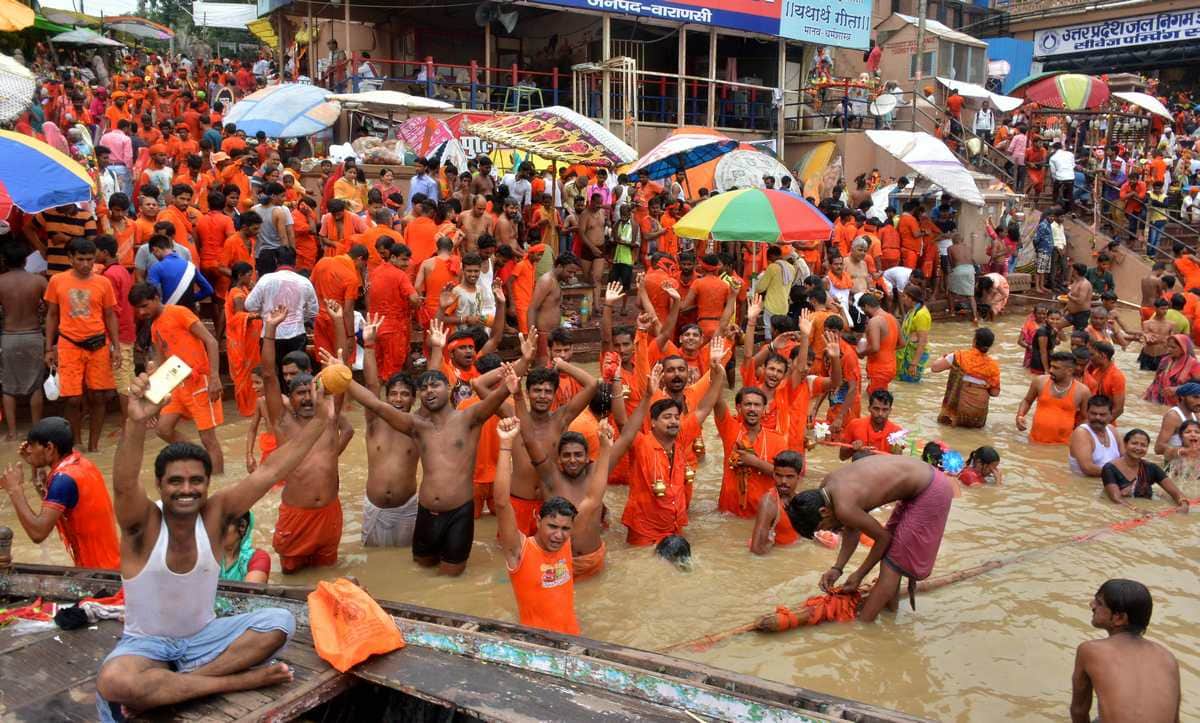 Sawan second monday more than laks devotees take blessing in kashi vishwanath temple