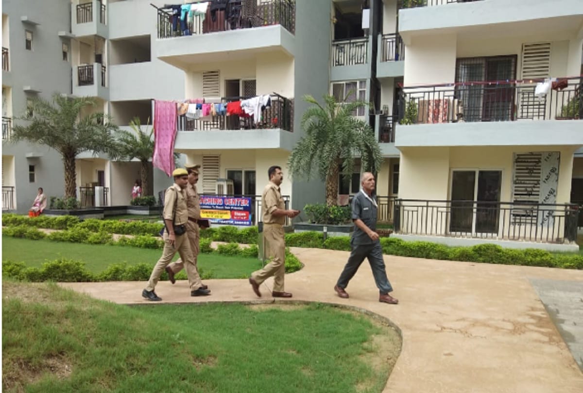A man committed suicide after killed his wife in galaxy vega society of Greater Noida