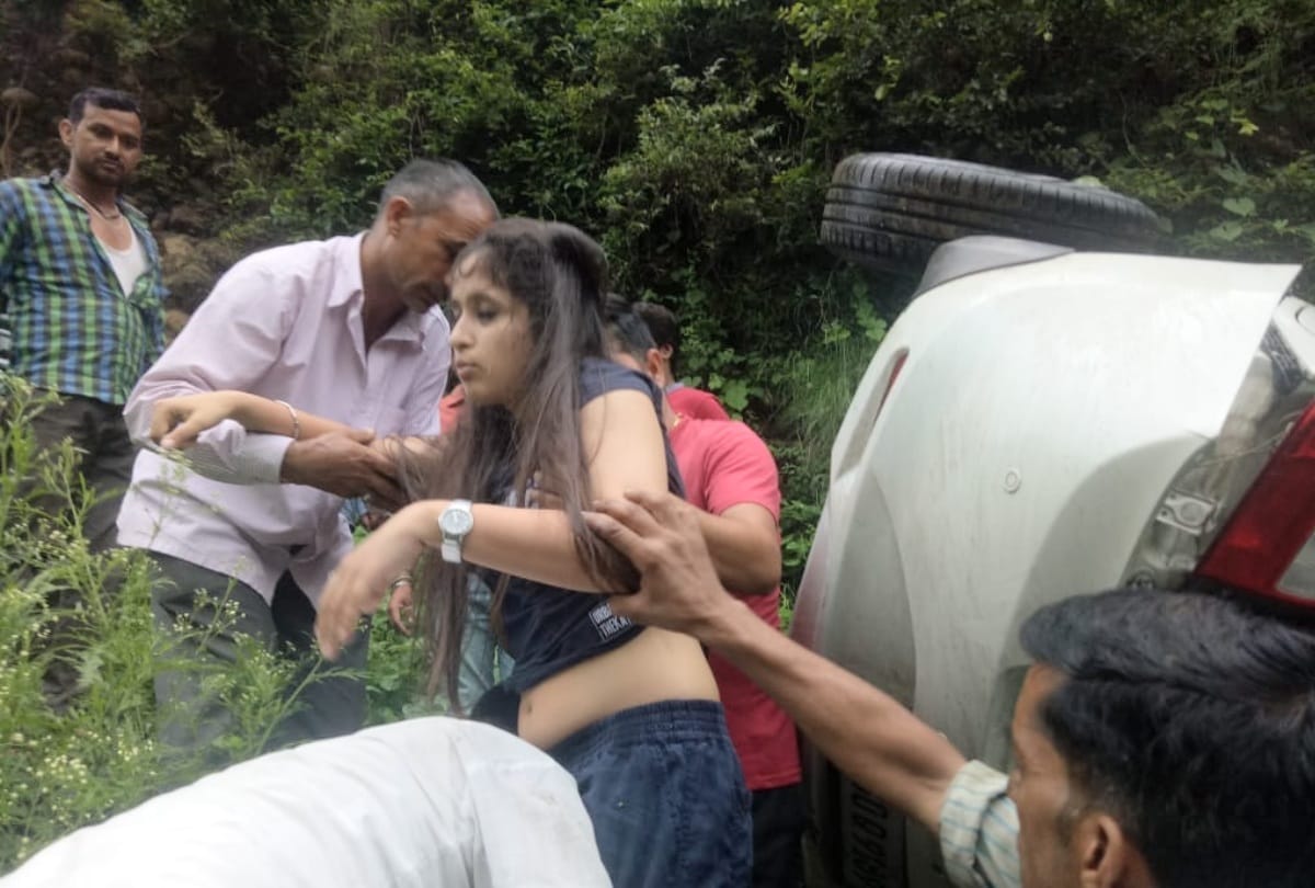 सलापड़ में कार लुढ़कने से चंडीगढ़ के युवक-युवती घायल