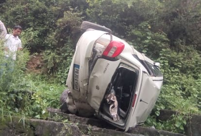 सलापड़ में कार लुढ़कने से चंडीगढ़ के युवक-युवती घायल