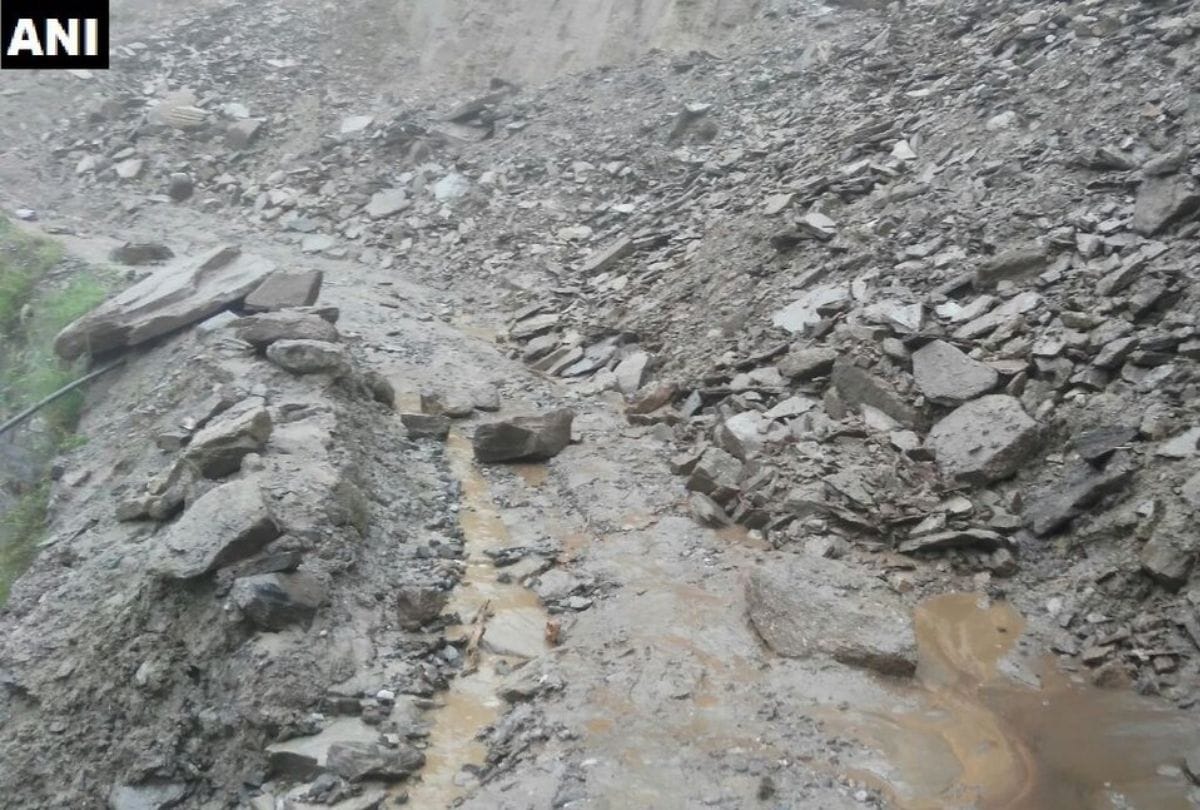 State highway 10 Theog- Hatkoti blocked due to landslide near Nihari in Shimla 