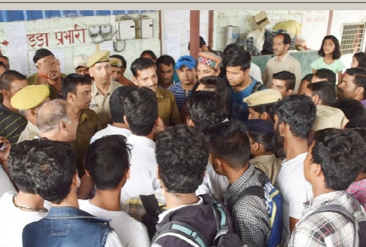 कंडक्टर ने छात्र को जड़ा थप्पड़, विद्यार्थियों ने किया हंगामा