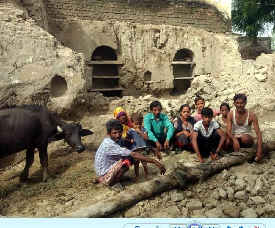 The roof collapsed, the elderly saved