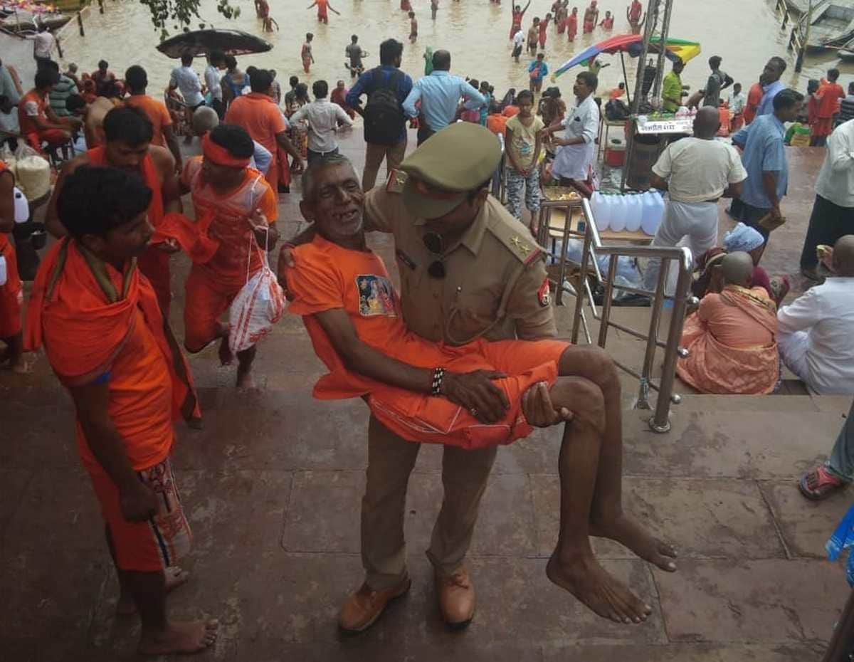 Varanasi police shows humanity help kanwariya on second monday of sawan