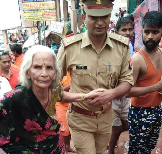 Varanasi police shows humanity help kanwariya on second monday of sawan