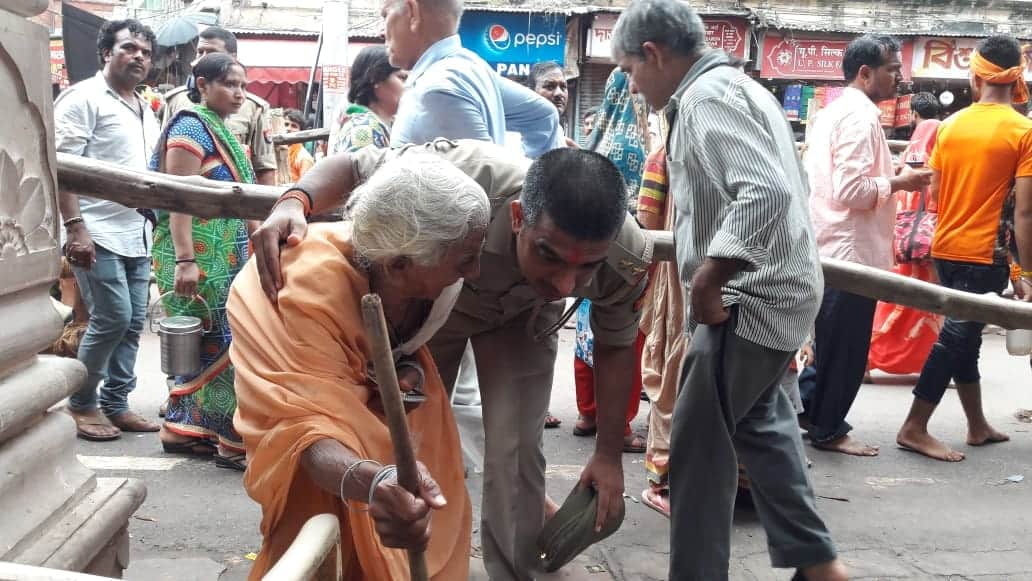 Varanasi police shows humanity help kanwariya on second monday of sawan