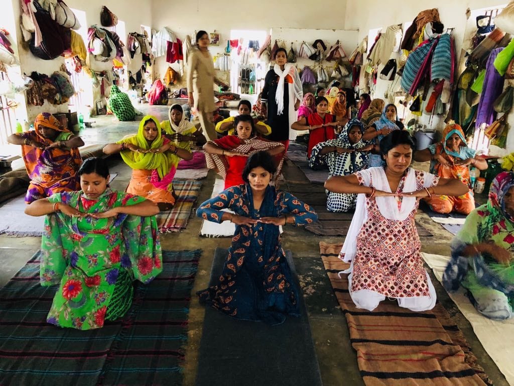 योगाभ्यास से बंदियों में तनाव हुआ कम
